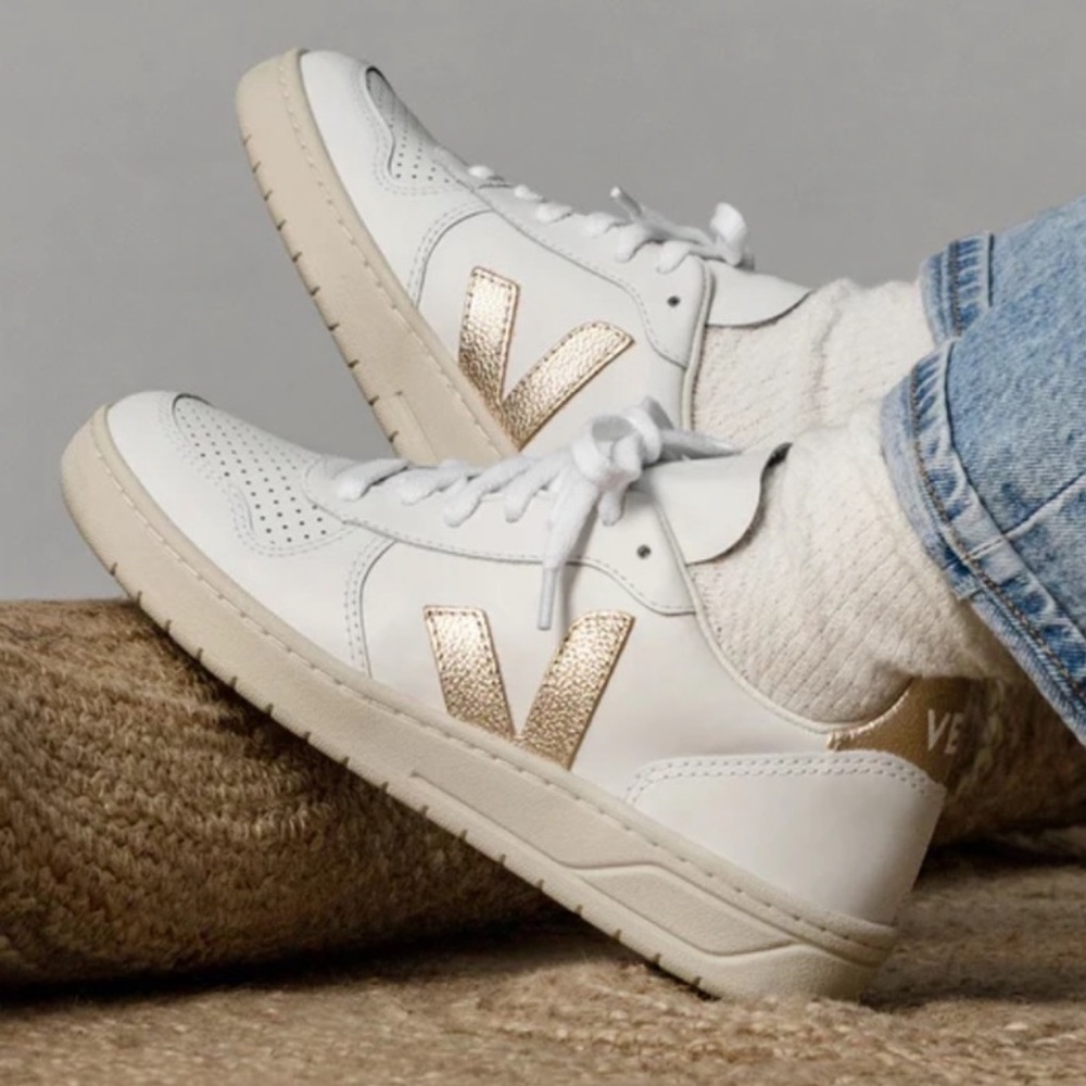 Veja • V-10 Bicolor Metallic Low-Top Sneakers